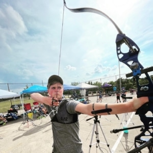 Christian Stoddard tire avec son arc recourbé olympique