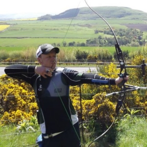 Erik schießt seinen olympischen Recurve-Bogen